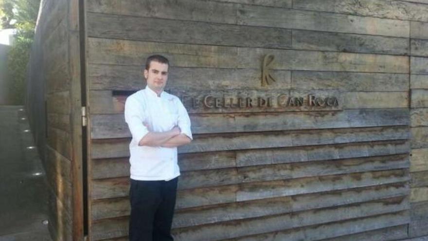 Alejandro Iglesias, ayer, en la puerta de entrada del restaurante El Celler de Can Roca, en Girona.