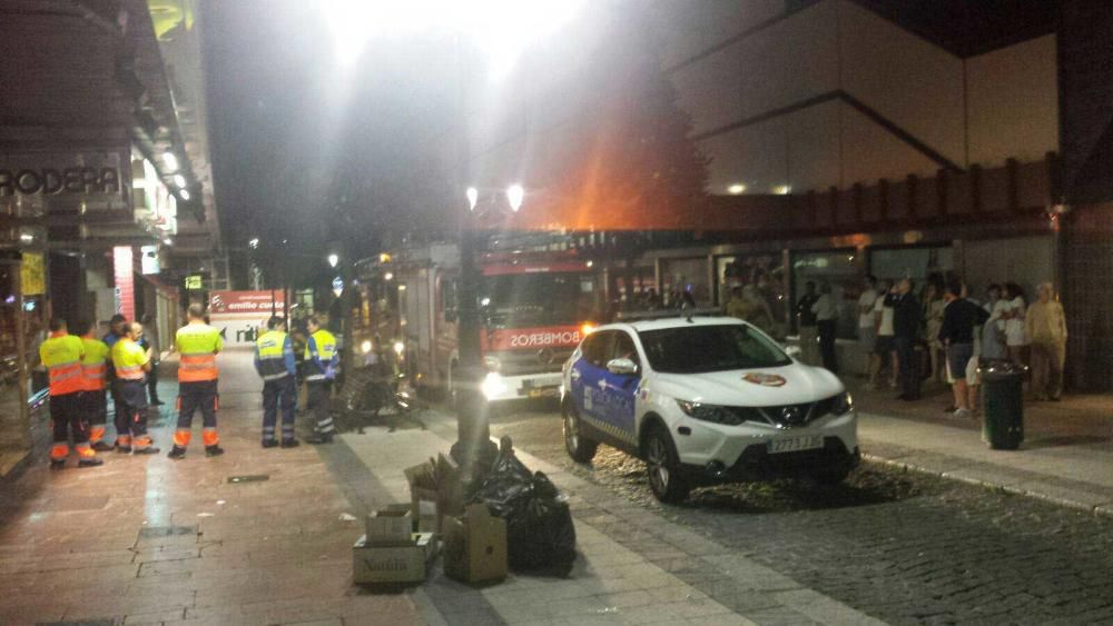 Desalojo de un edificio en el centro de Oviedo por un incendio