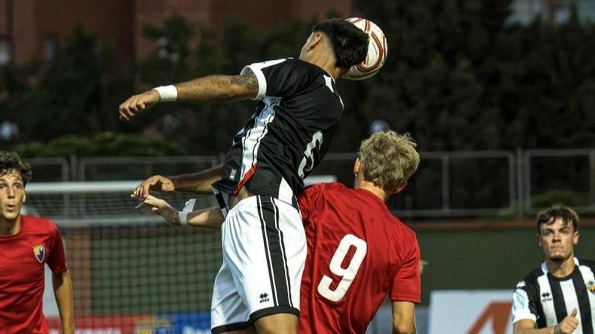 Duelo aéreo en el CD Teruel-Castellón B de esta pretemporada.