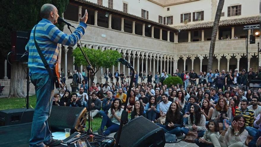 Joan Miquel Oliver, durante su actuación el sábado en el claustre Sant Francesc.