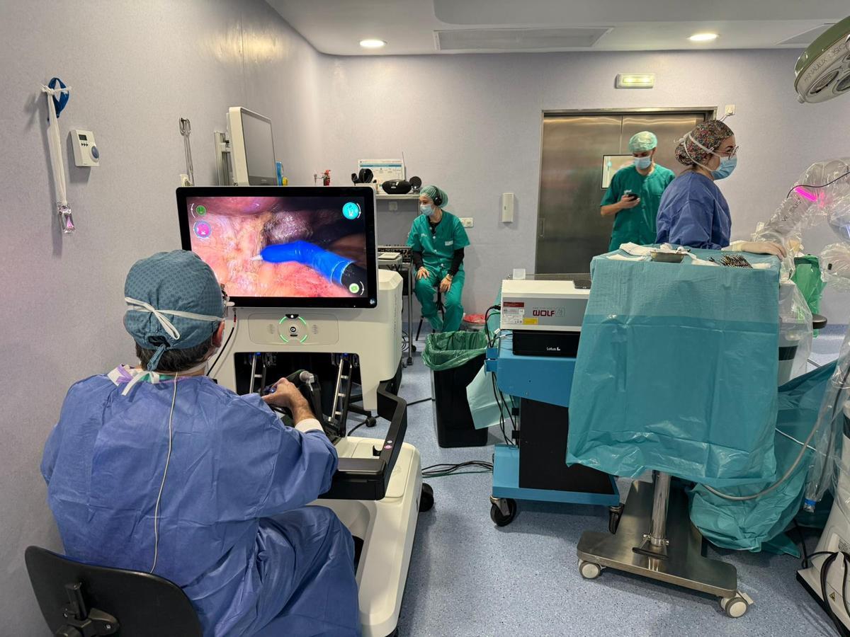 La operación en directo se retransmite desde los quirófanos del hospital de Teruel.