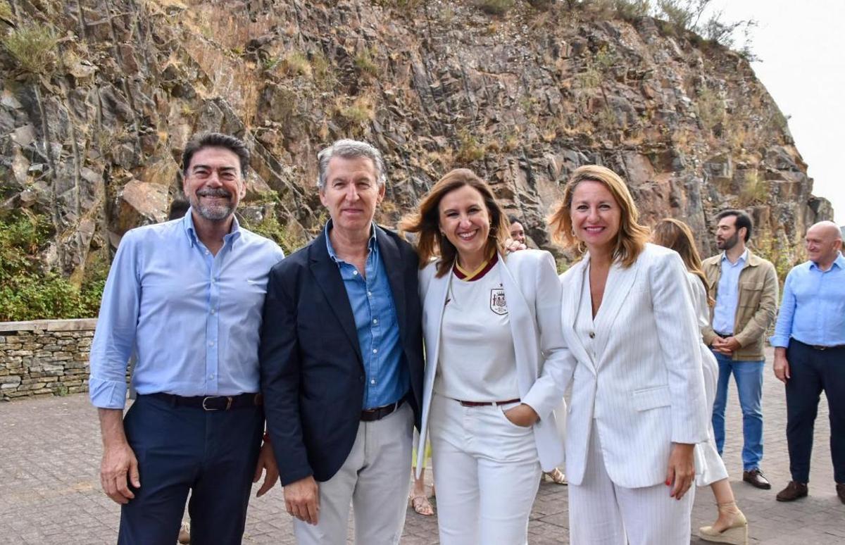 Luis Barcala, Alberto Núñez Feijóo, María José Catalá y Begoña Carrasco en el acto celebrado en Santiago.