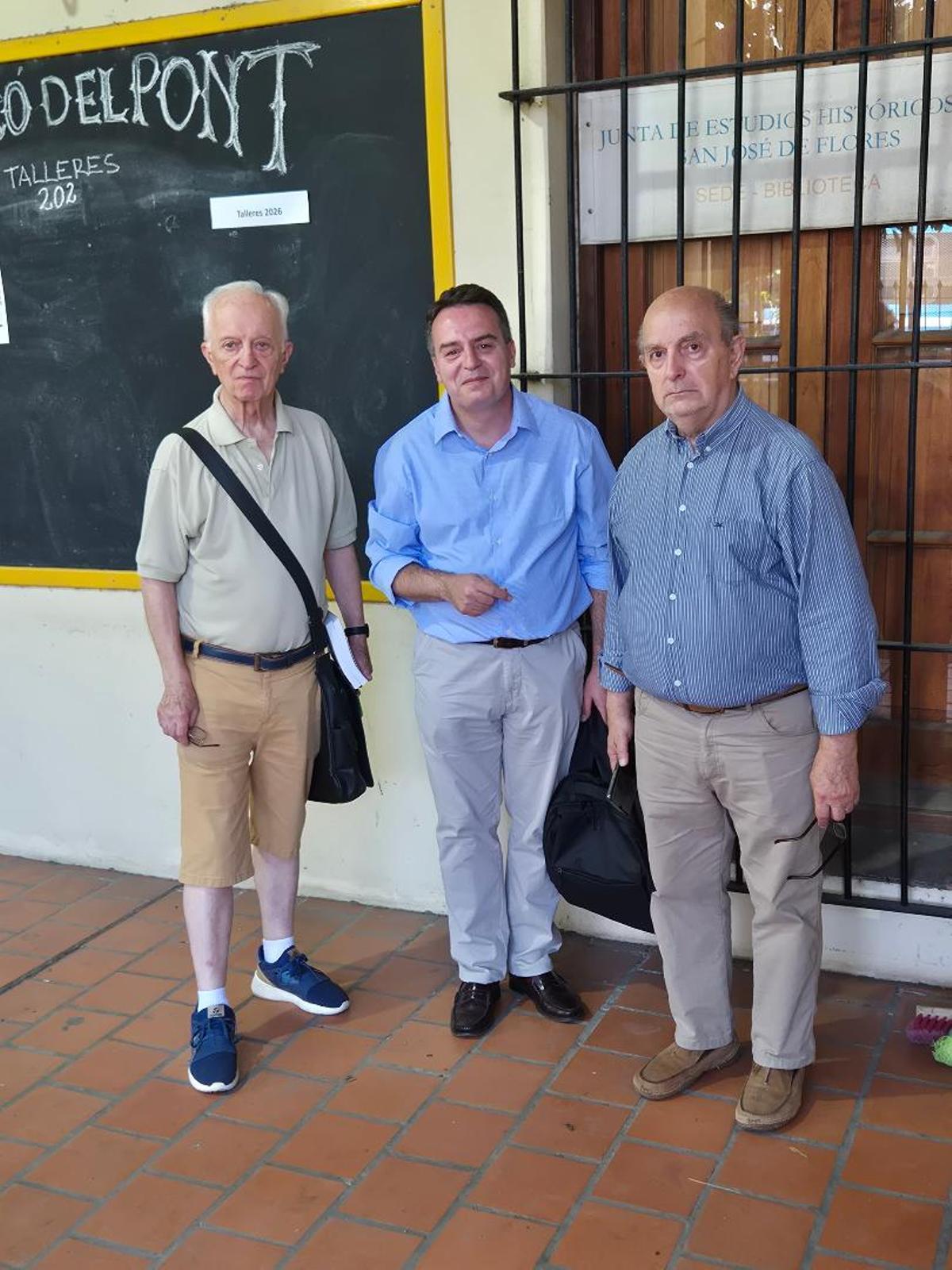 El arquitecto Eduardo Gábor (izda.) y los primos Marcó del Pont, Julio Fernández Palomero (c.) y Jorge Casabal Marcó del Pont (dcha.).