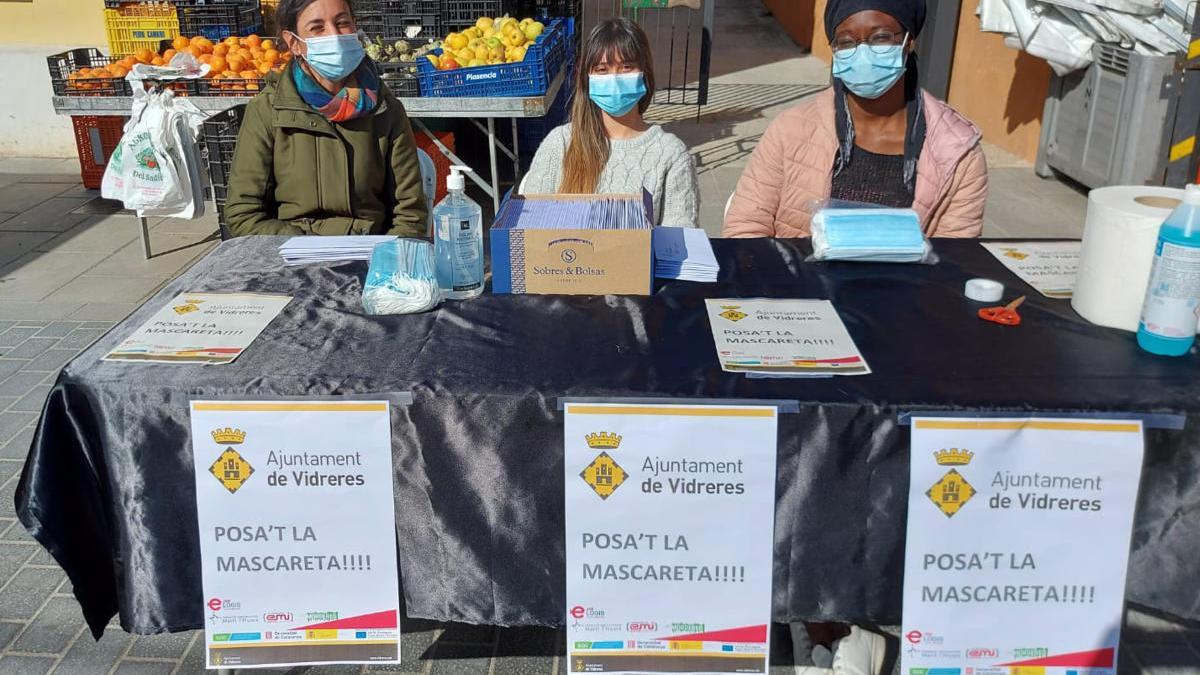 La parada que reparteixen mascaretes gratuïtes al mercat setmanal de Vidreres