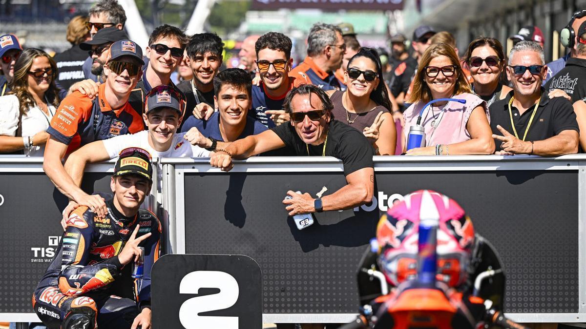 Álvaro Carpe, celebrando con familiares y amigos su segundo puesto en Silverstone