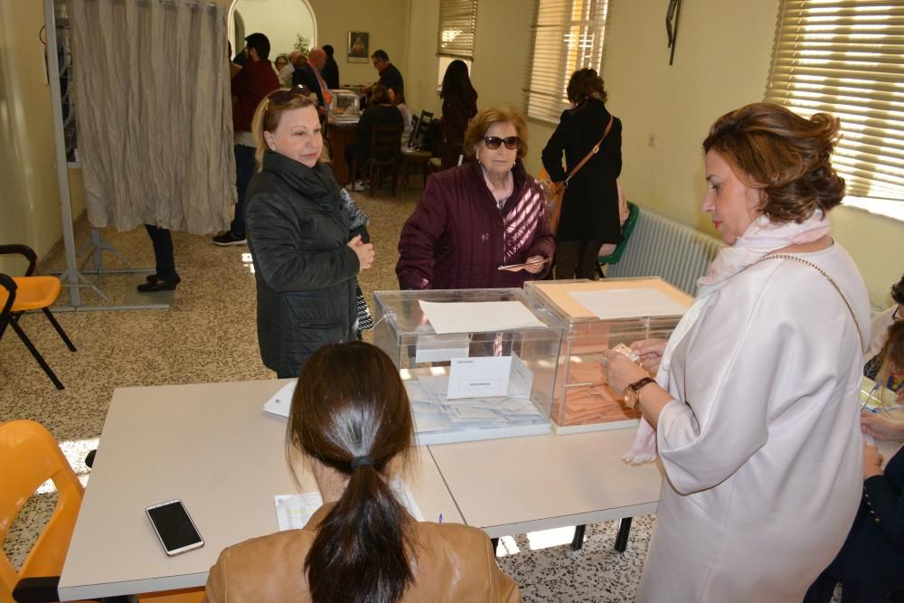 Los murcianos acuden a las urnas para votar en las