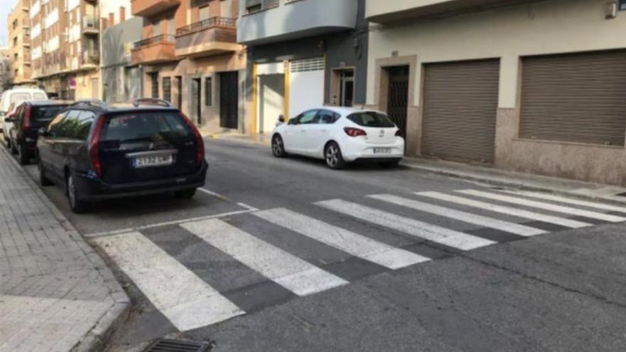 Una de las calles de acceso al entorno de la plaza Botànic Calduch.