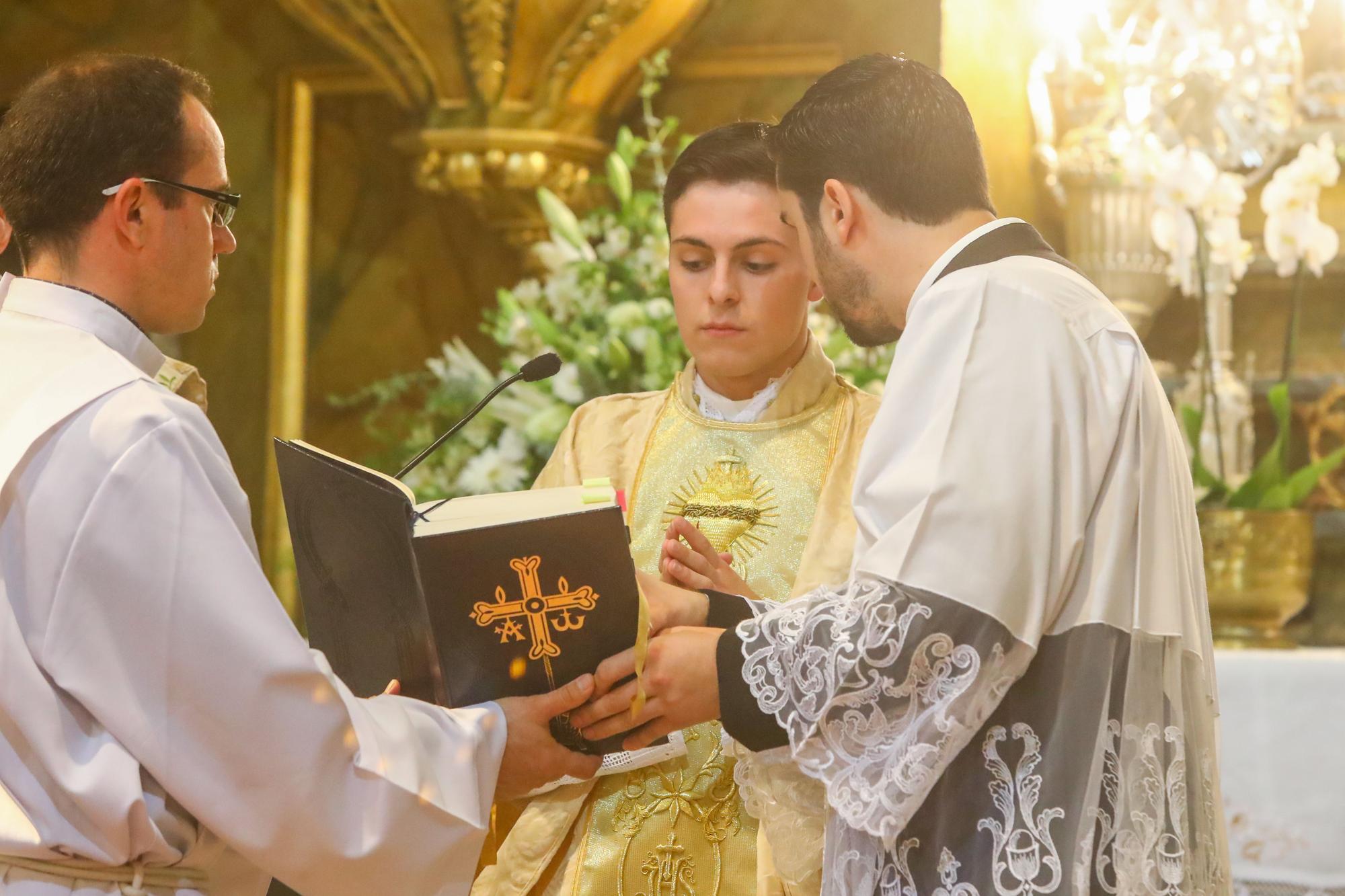 Oficia su primera misa con tan solo 24 años: así fue el multitudinario debut del sacerdote Ernesto Gómez Juanatey
