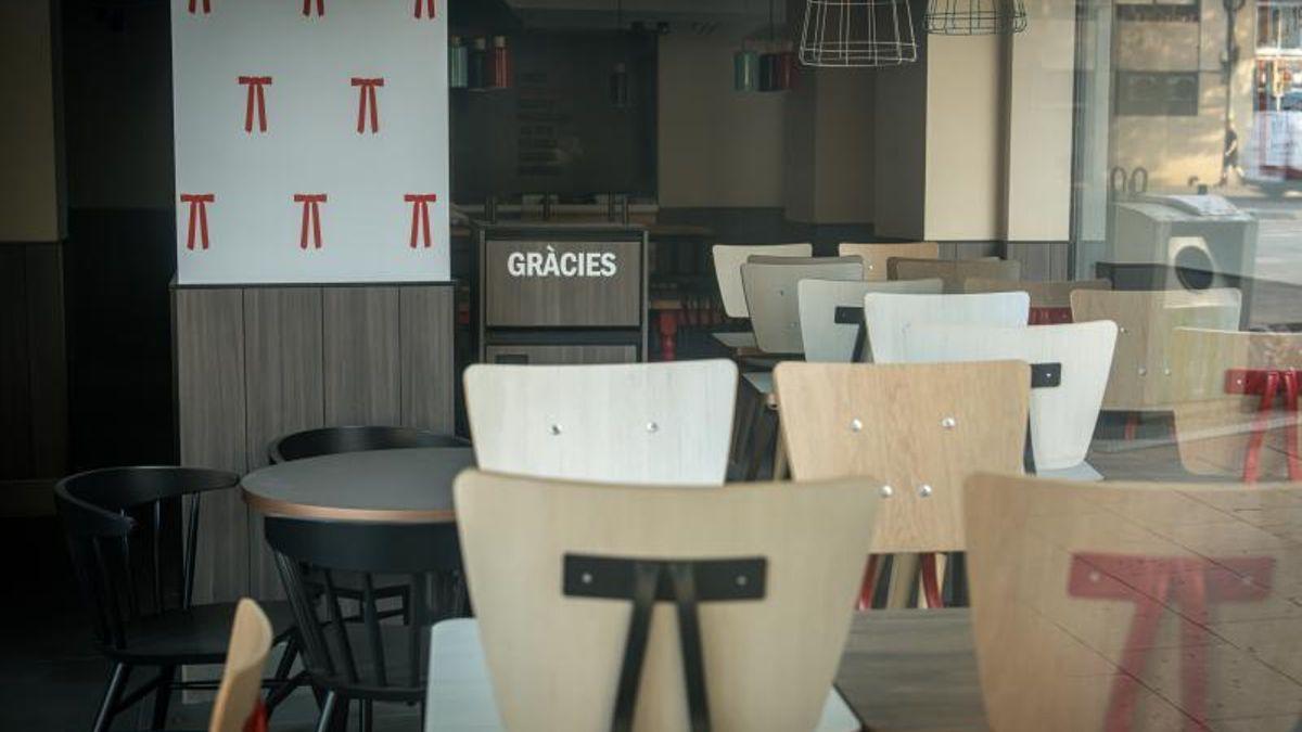 Sillas y mesas esperando comensales.