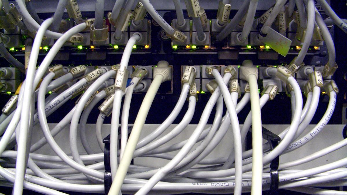 Cables conectados a un router.