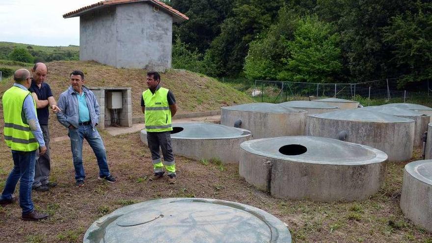 Armas y varios operarios, ayer, en las instalaciones de la depuradora de Buelna (Llanes).