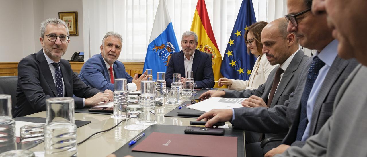 Choque frontal de Canarias y el Estado por costas: decidirá el Constitucional