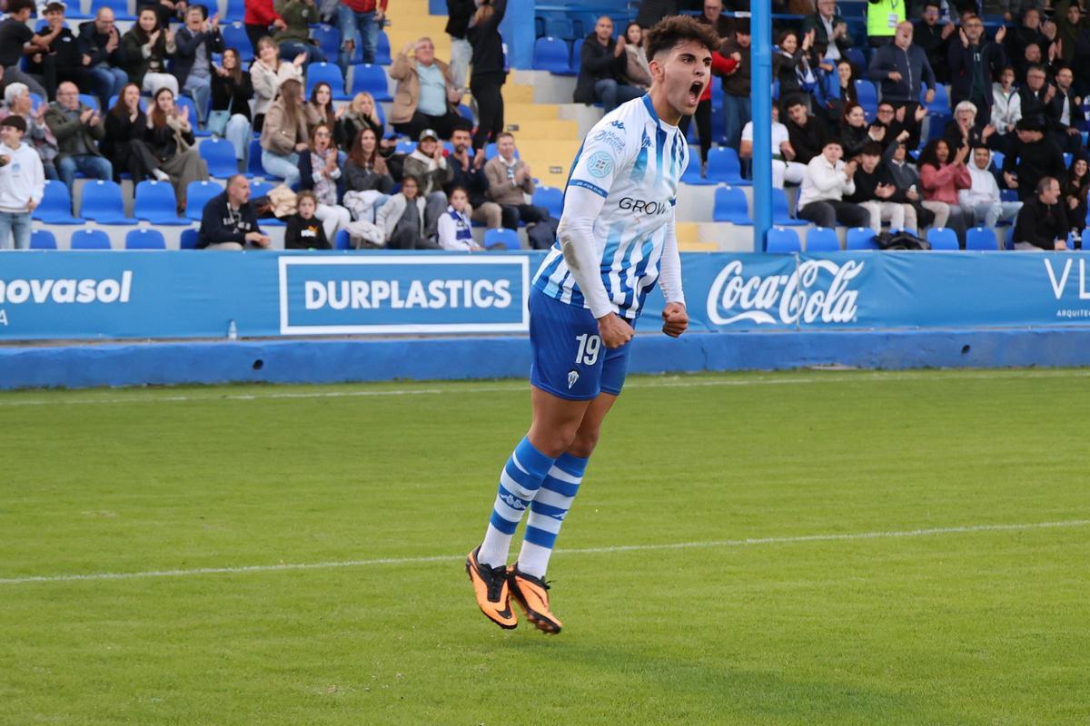 El delantero del Alcoyano celebra un gol en El Collao.