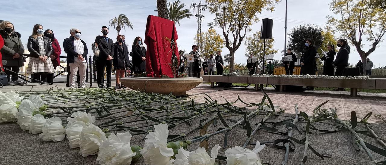 Flores en recuerdo de los fallecidos por el covid-19 en Novelda.
