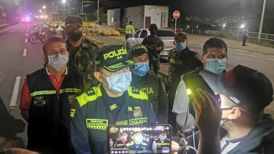 El comandante de la Policía Metropolitana de Cúcuta, Óscar Moreno, en el lugar del ataque.