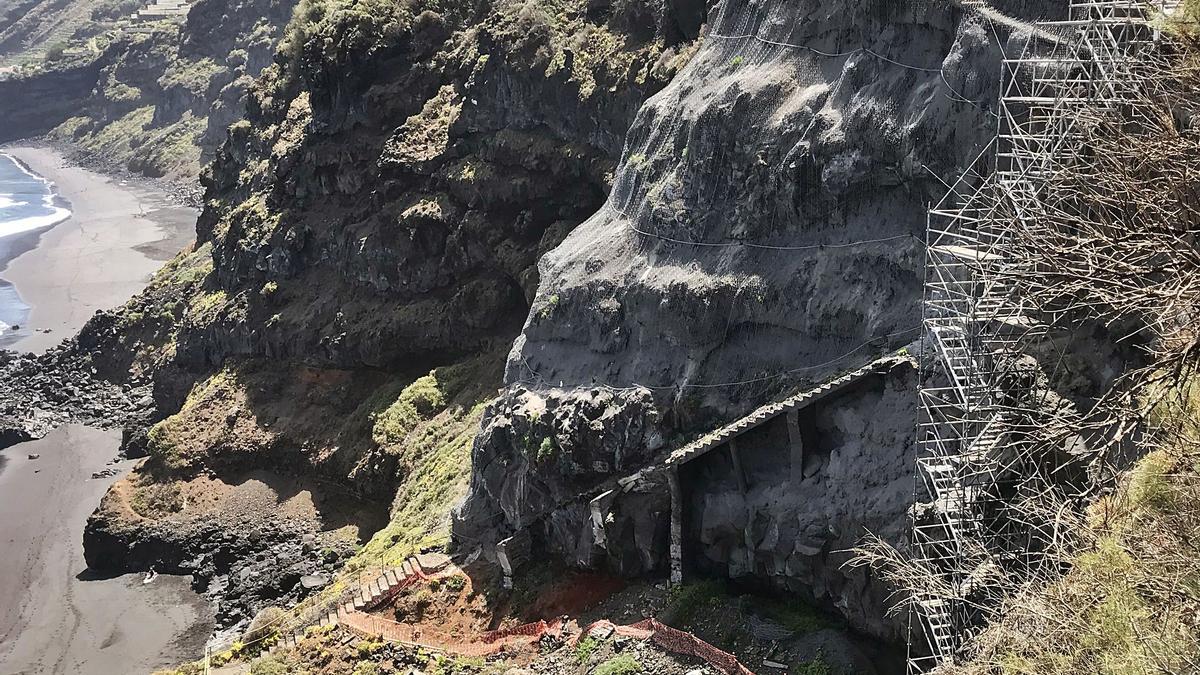 La playa de Los Patos es un arenal idílico durante buena parte del año, pero desde 2013 no tiene un acceso seguro, ya que la escalera fue demolida y aún está en obras (izquierda).