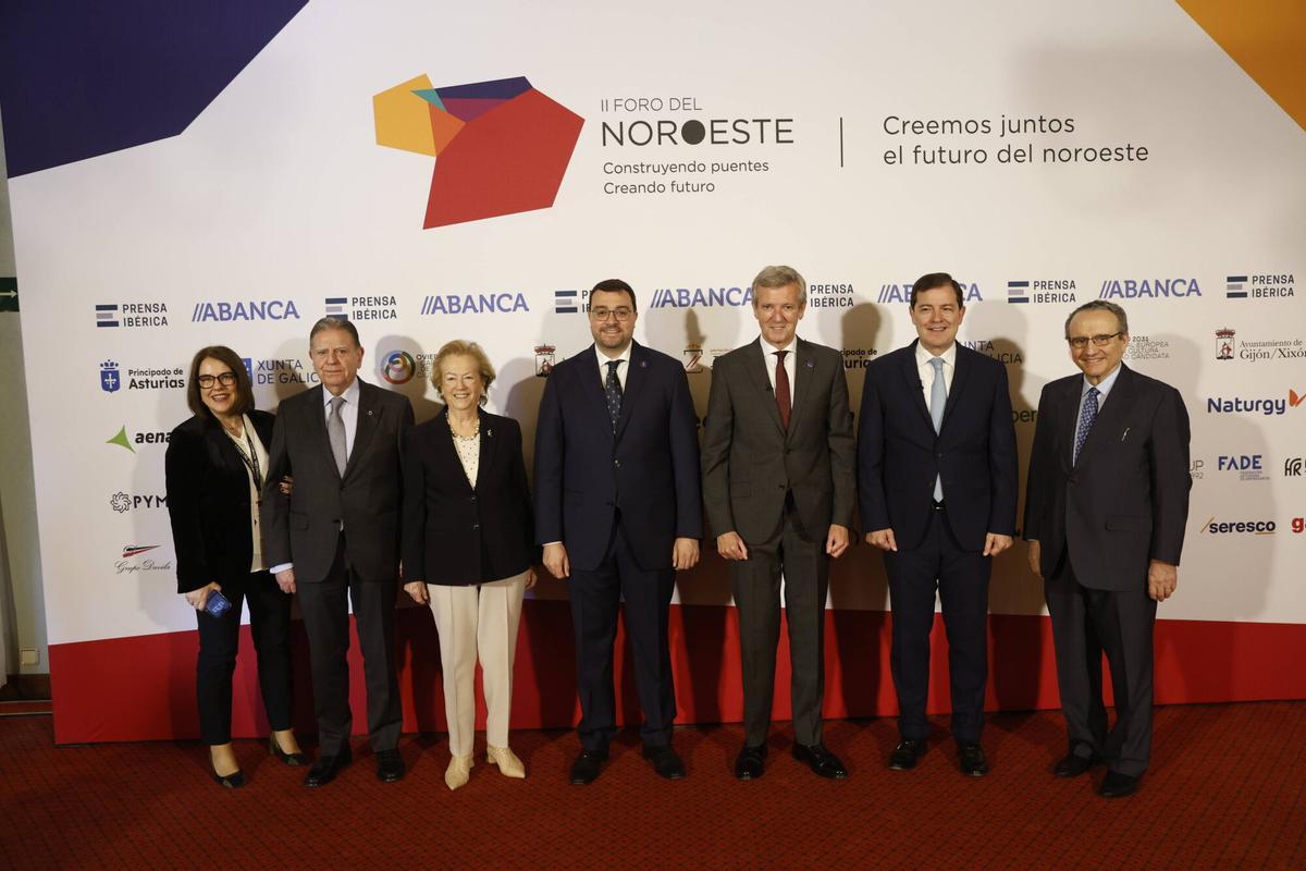 Por la izquierda, Ángeles Rivero, directora general de Prensa Ibérica en Asturias y Castilla y León, Alfredo Canteli, alcalde de Oviedo; Arantza Sarasola, vicepresidenta de Prensa Ibérica; Adrián Barbón, presidente del Principado; Alfonso Rueda, presidente de la Xunta de Galicia, Alfonso Fernández Mañueco, presidente de Castilla y León, y Javier Moll, presidente de Prensa Ibérica. Por la izquierda, Ángeles Rivero, directora general de Prensa Ibérica en Asturias y Castilla y León, Alfredo Canteli, alcalde de Oviedo; Arantza Sarasola, vicepresidenta de Prensa Ibérica; Adrián Barbón, presidente del Principado; Alfonso Rueda, presidente de la Xunta de Galicia, Alfonso Fernández Mañueco, presidente de Castilla y León, y Javier Moll, presidente de Prensa Ibérica.