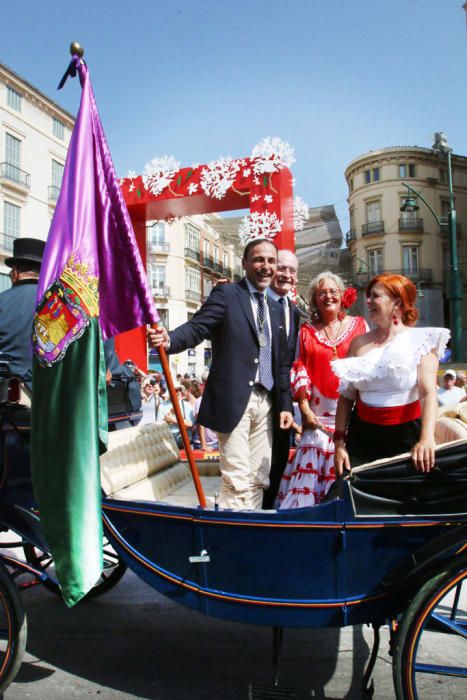 Con la entrega de la bandera de la ciudad a Andrés Olivares ha comenzado la romería hasta la Basílica de la Victoria este sábado por la mañana