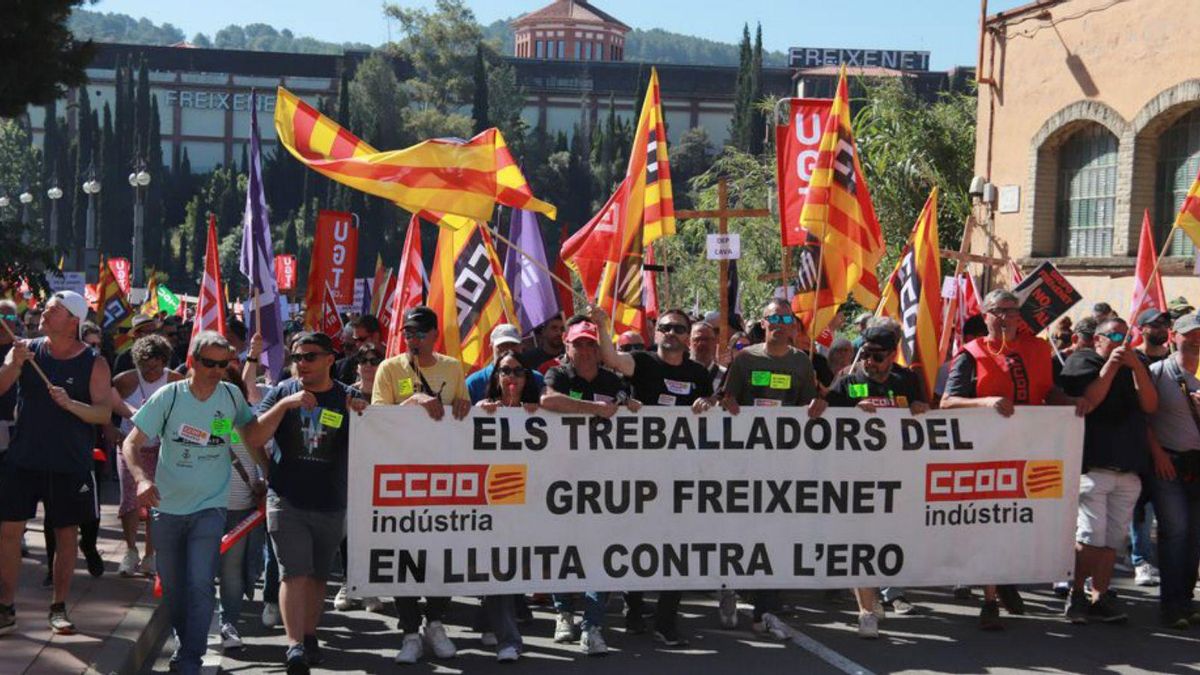 Capçalera de la manifestació en contra de l’ero al grup Freixenet. | GEMMA SÁNCHEZ BONEL / ACN
