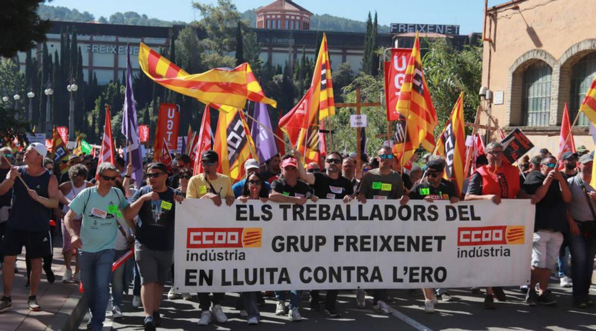 La plantilla de Freixenet surt al carrer per l’ero que preveu 180 acomiadats La plantilla de Freixenet surt al carrer per l’ero que preveu 180 acomiadats