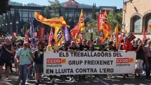 La plantilla de Freixenet surt al carrer per l’ero que preveu 180 acomiadats