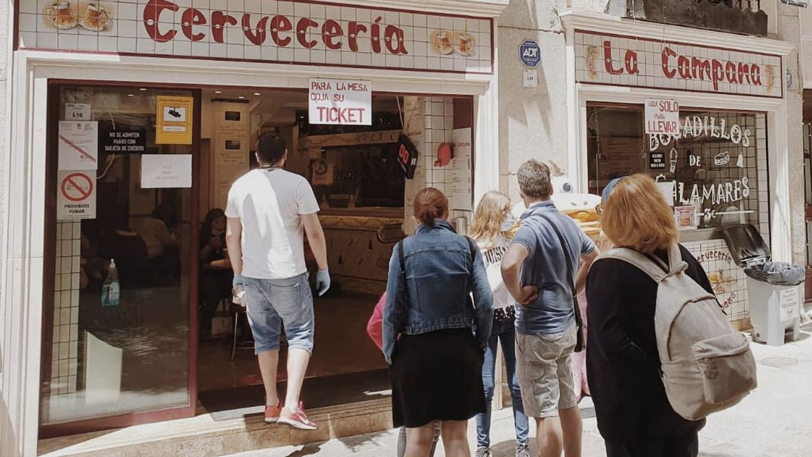 Las colas por conseguir un bocata de calamares en La Campana (Madrid) son habituales