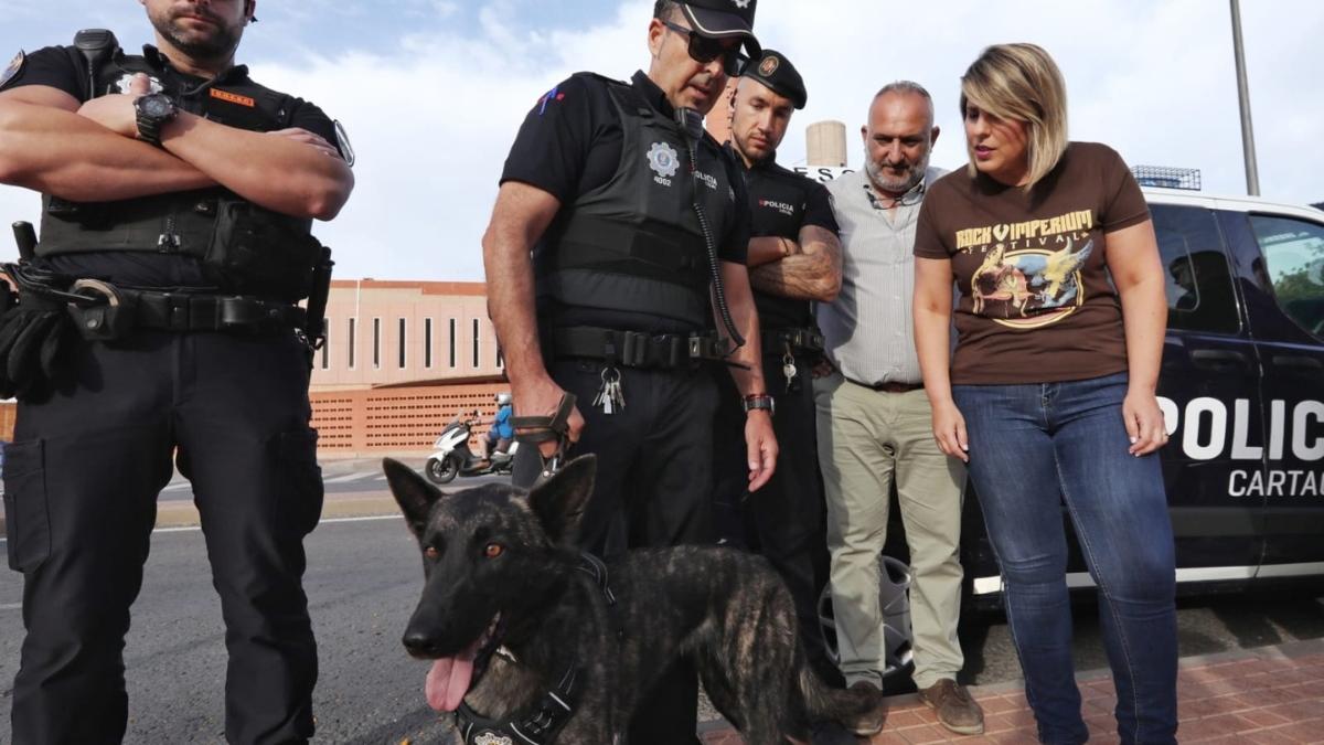 La alcaldesa de Cartagena, Noelia Arroyo, con uno de los perros en las inmediaciones del Rock Imperium.