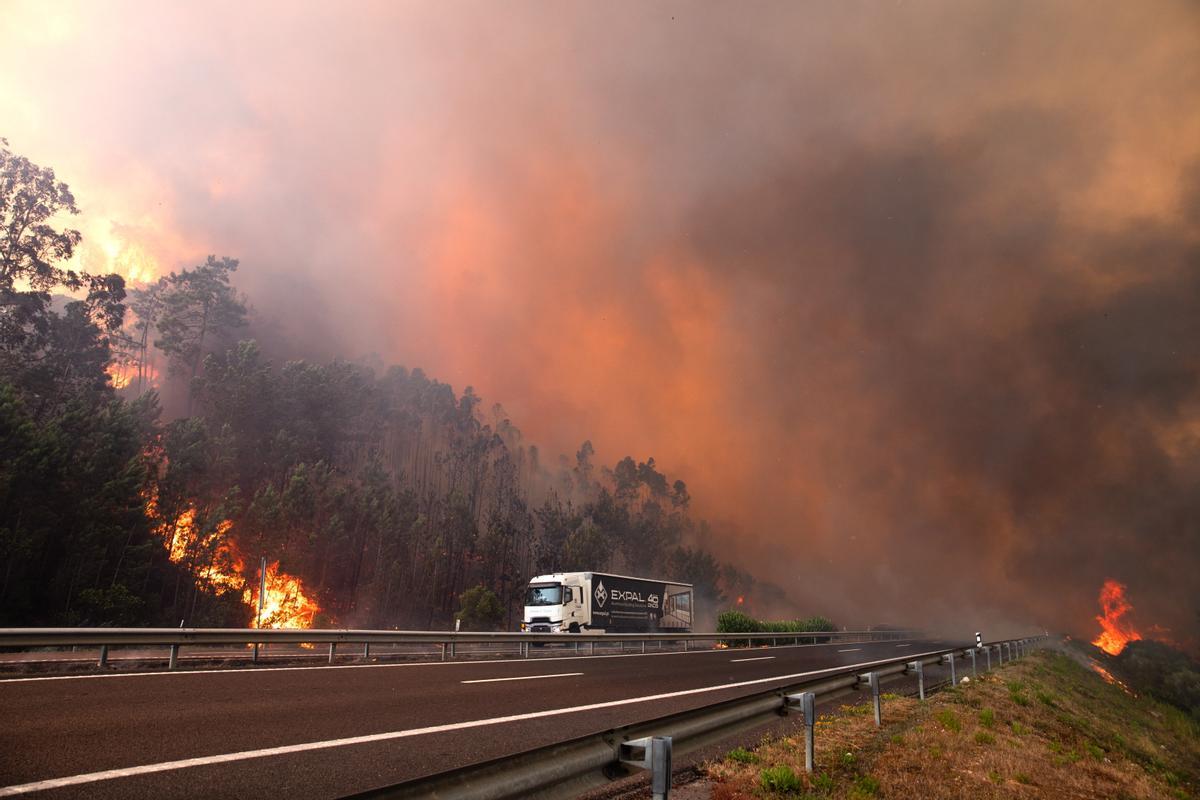 Evacuadas unas 1.400 personas por un incendio forestal en Portugal