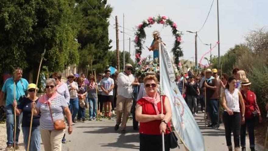 Imágenes de la romería de ayer, que acompañó desde la Iglesia a la imagen de María Auxiliadora, cruzando el río Seco hasta llegar a la Obra Salesiana.