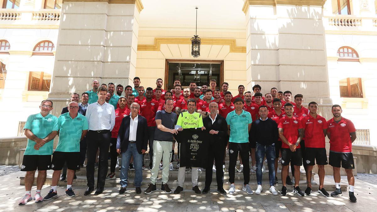 Los integrantes del Intercity posan junto a Carlos Mazón en la puerta principal del palacio de la Diputación de Alicante.