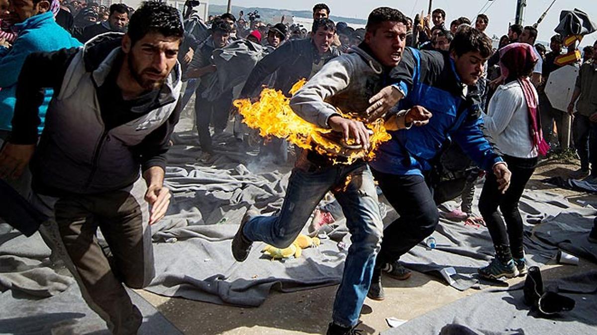 Un refugiat que participava en una protesta per exigir l’obertura de fronteres es crema a l’estil bonze al camp de refugiats d’Idomeni.