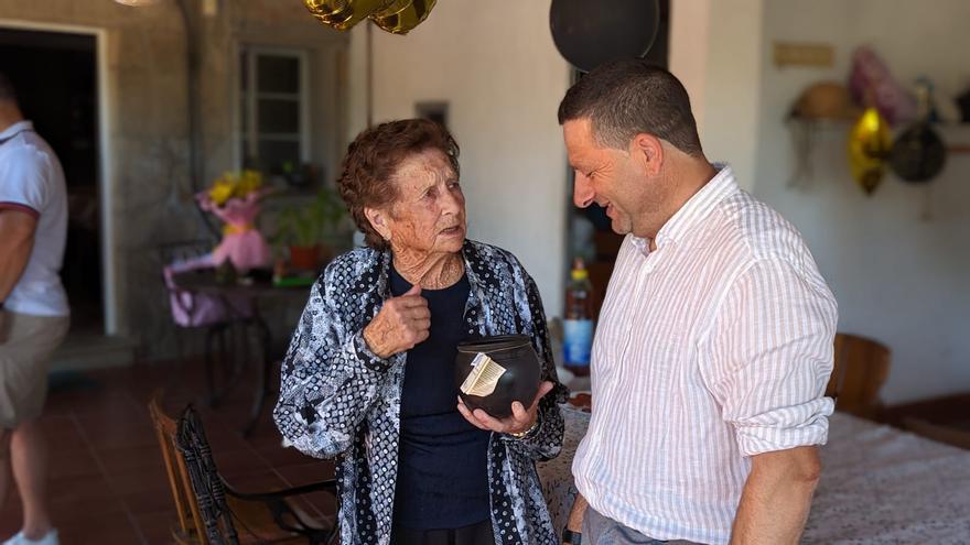 El alcalde de Cuntis felicita a Dolores Barros en su centenario