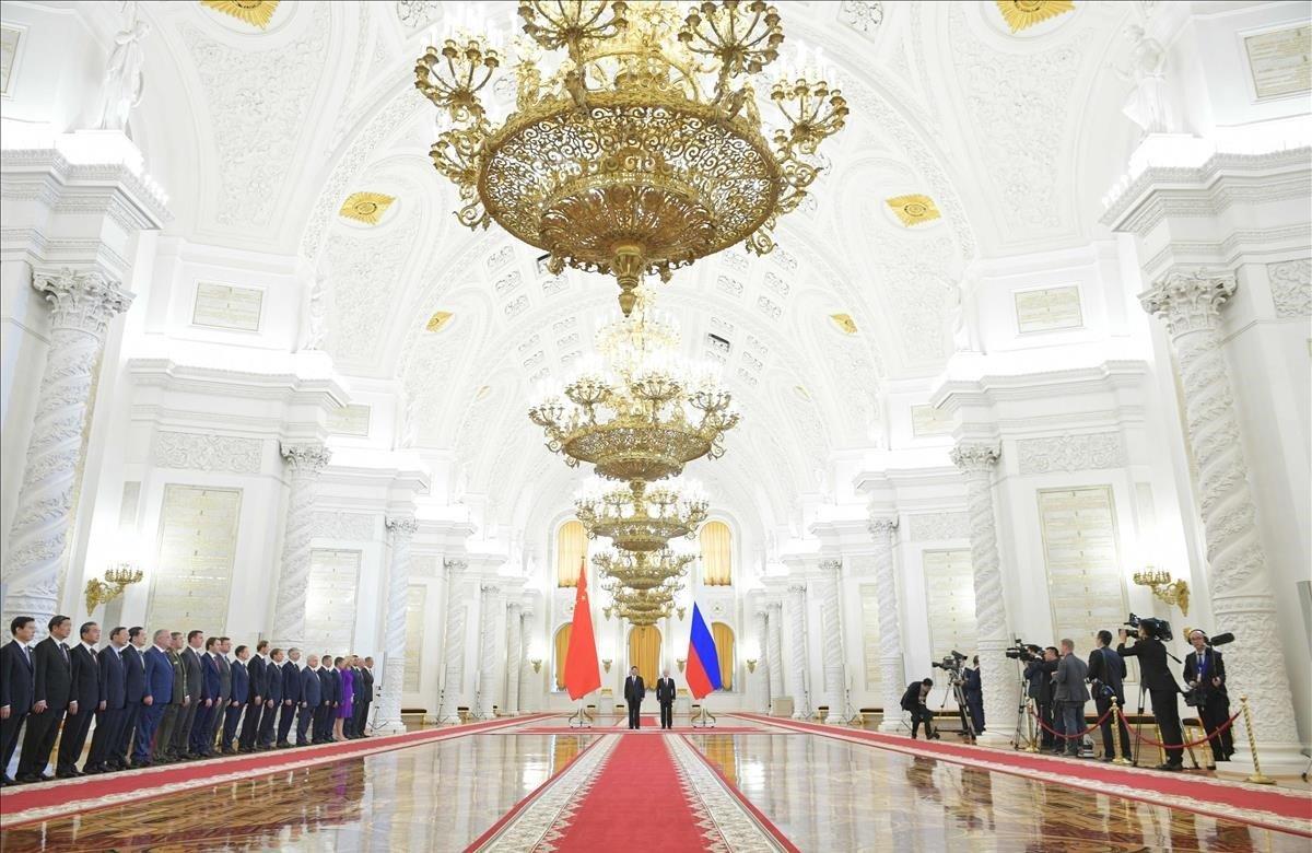 En una recepción en su honor en el Kremlin, una velada en el Teatro Bolshói, una visita a dos pandas chinos prestados al zoológico de Moscú y de una intervención en la principal cita política y económica de Rusia, Xi Jinping fue recibido durante varias horas por Vladimir Putin, multiplicando cumplidos y declaraciones de amistad.