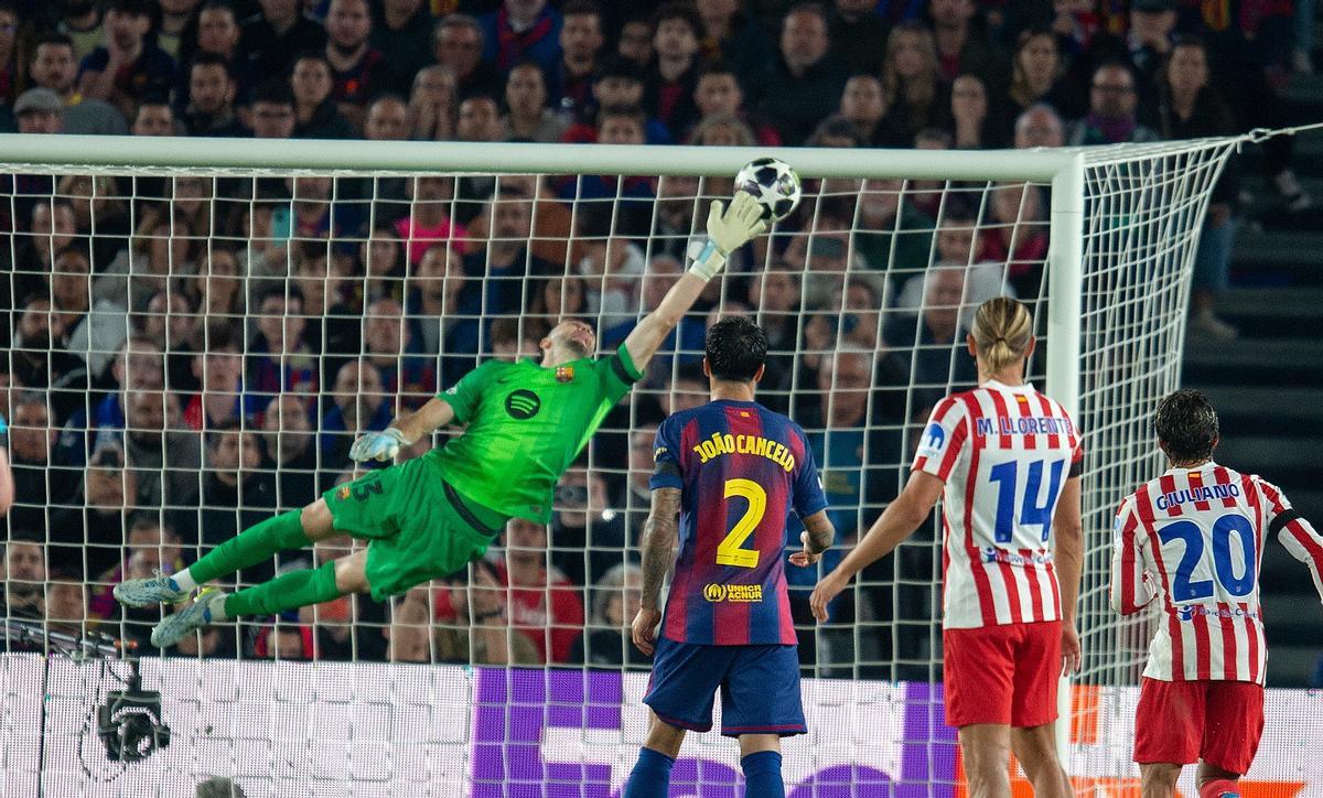 Julián Álvarez marca el 0-1 de falta.