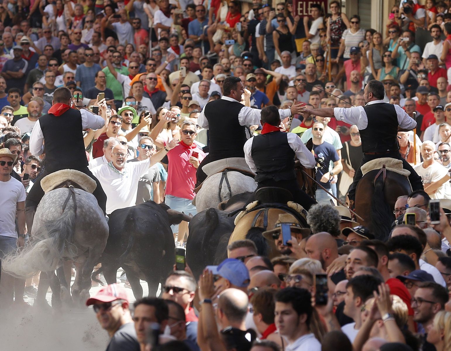 Fotos de ambiente y de la segunda Entrada de Toros y Caballos de Segorbe