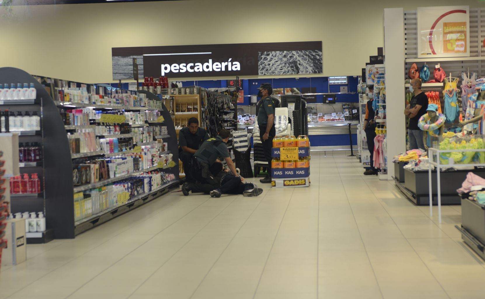 Así actuaría la Guardia Civil en caso un ataque terrorista a un supermercado en Benavente