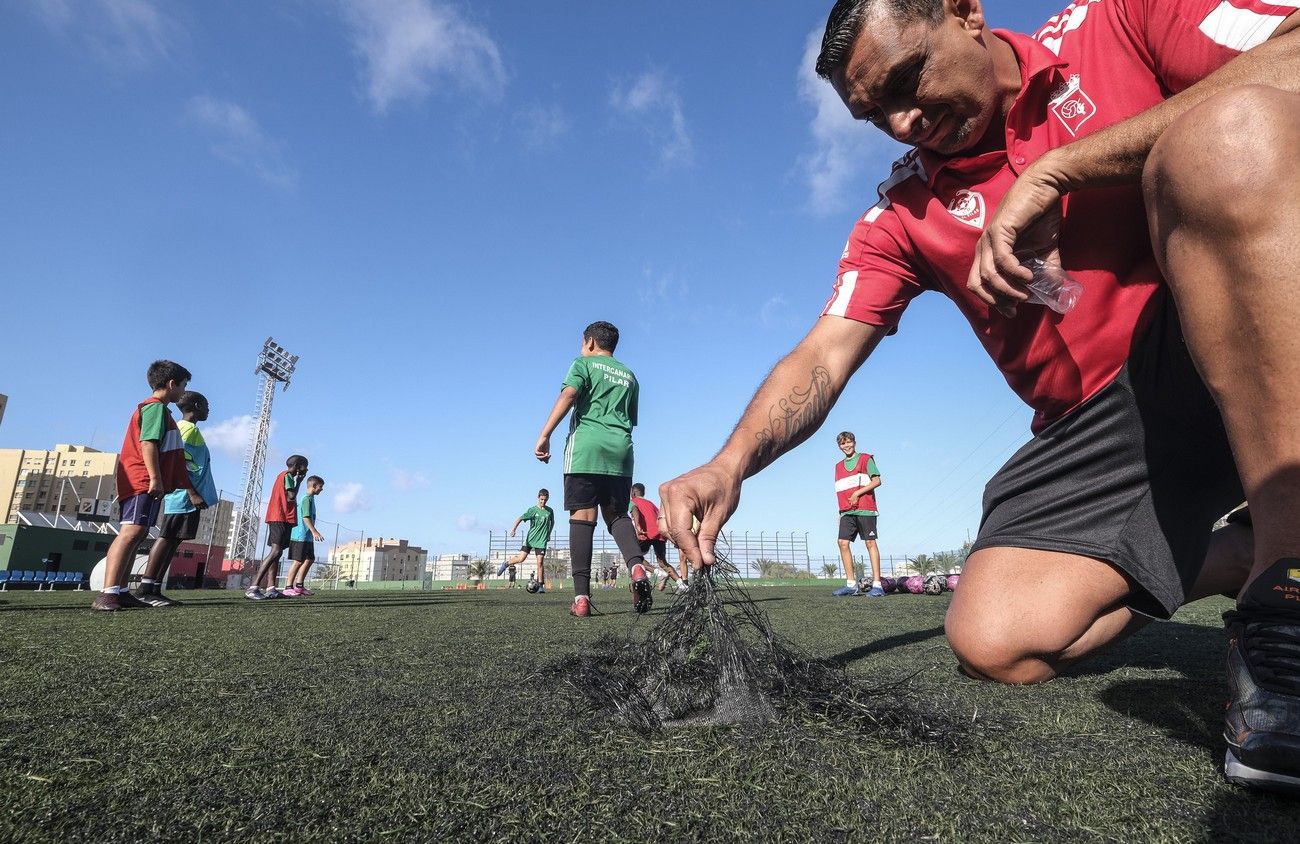 El Pilar, el campo de la vergüenza del fútbol base: "El césped es chicle y se nos puede caer una valla encima"