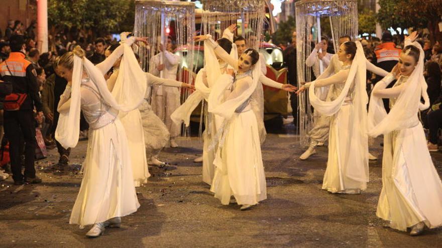 Uno de los espectáculos de la Cabalgata de los Reyes Magos de Elche