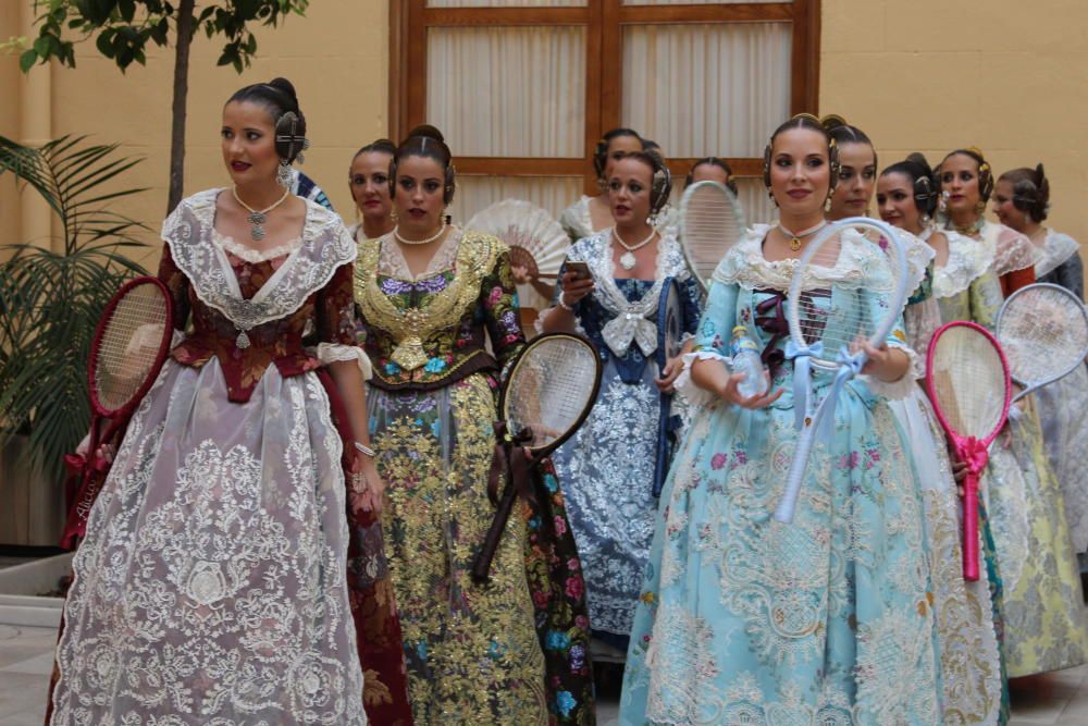 Tres generaciones de falleras en la Batalla de Flores