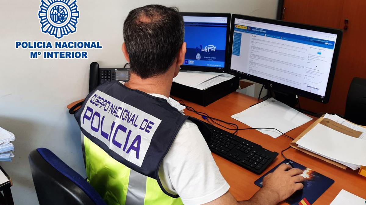 Imagen de un investigador de la Policía Nacional de Alicante.