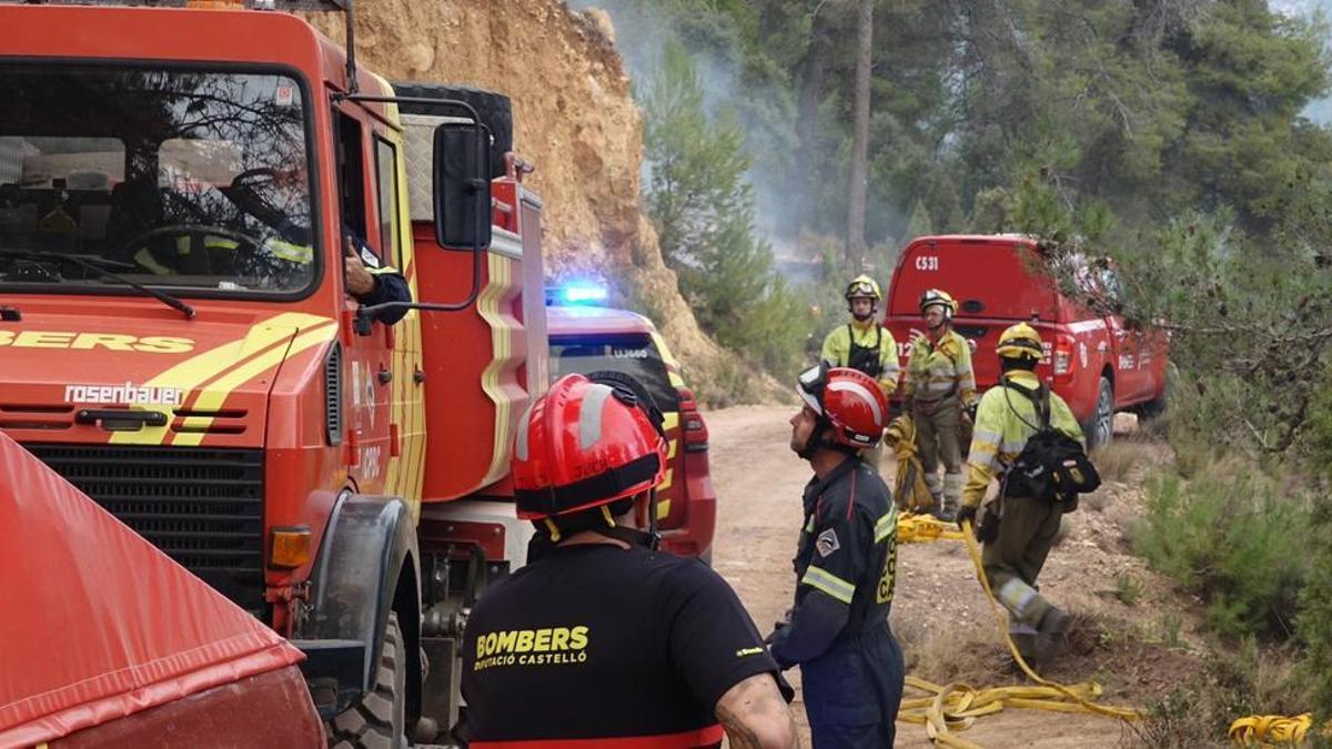 Imagen de los bomberos sofocando el incendio del Alto Mijares.