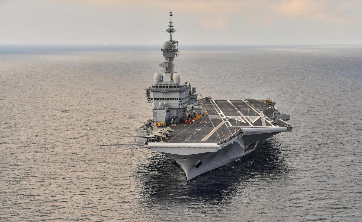 Macron ordena envío del portaviones Charles de Gaulle al Mediterráneo