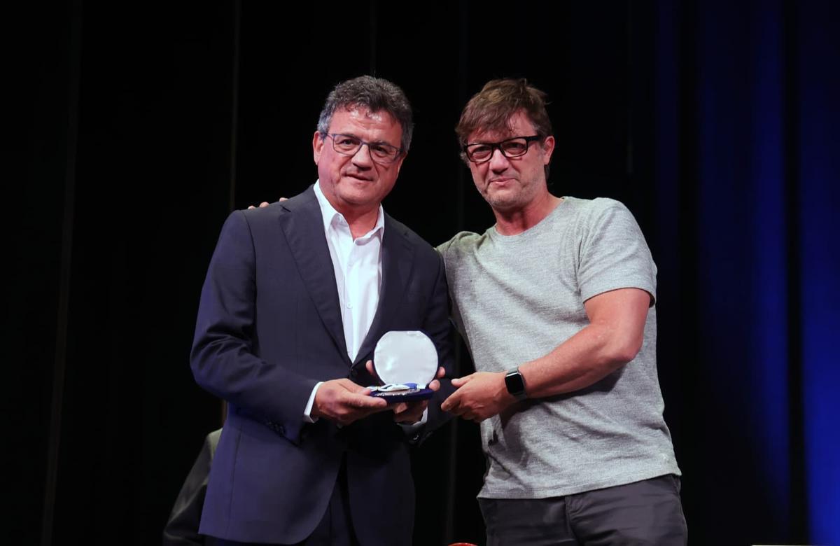 Toni Cabot recibe la distinción del Ateneo de manos de Rafa Arjones en el Teatro Principal