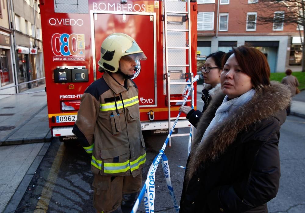 Vecinos, Bomberos y Policías en el edificio quemado en Pumarín.