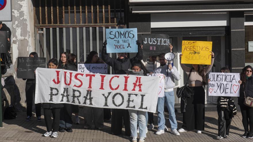 Concentración a las puertas de los juzgados por la muerte de Yoel Quispe