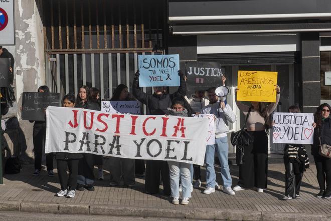 Concentración a las puertas de los juzgados por la muerte de Yoel Quispe