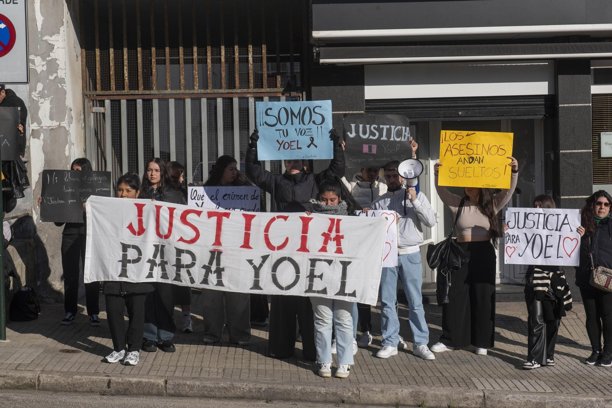 Concentración delante de los juzgados por la muerte de Yoel Quispe