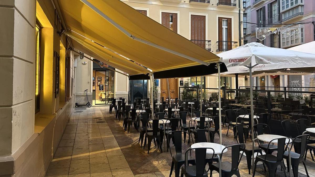 Una terraza de la plaza de Mitjana.