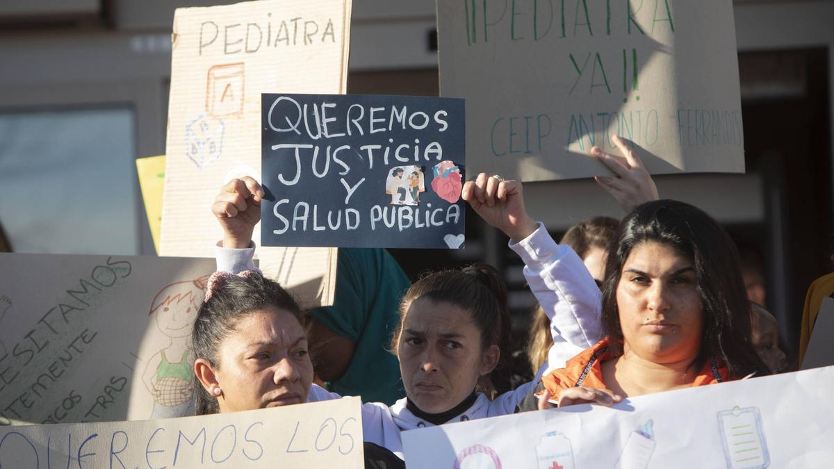 Protesta en el Centro de Salud del Barrio de la Coma, por la falta de pediatra en mayo.