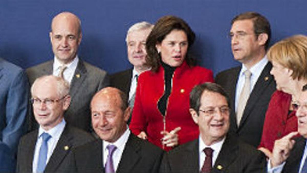 Rajoy mira a Merkel en la foto protocolaria de la cumbre de Bruselas.